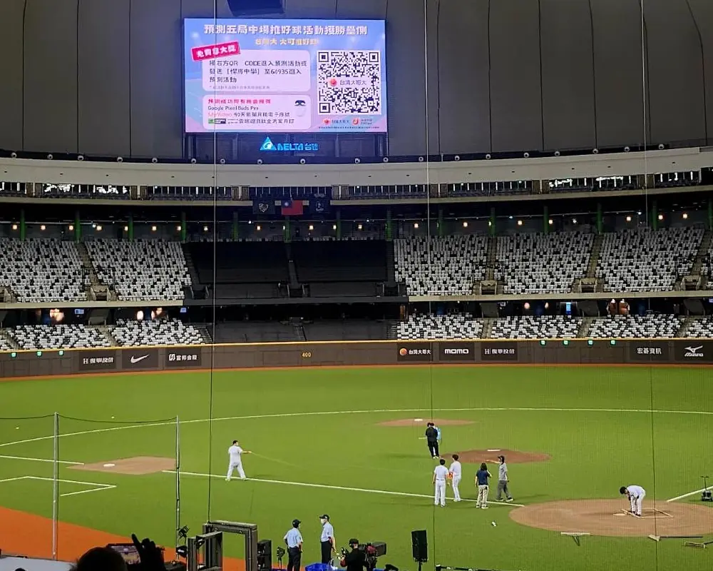 台灣大哥大與富邦悍將主題日球場大螢幕顯示QR Code互動入口的實際案例