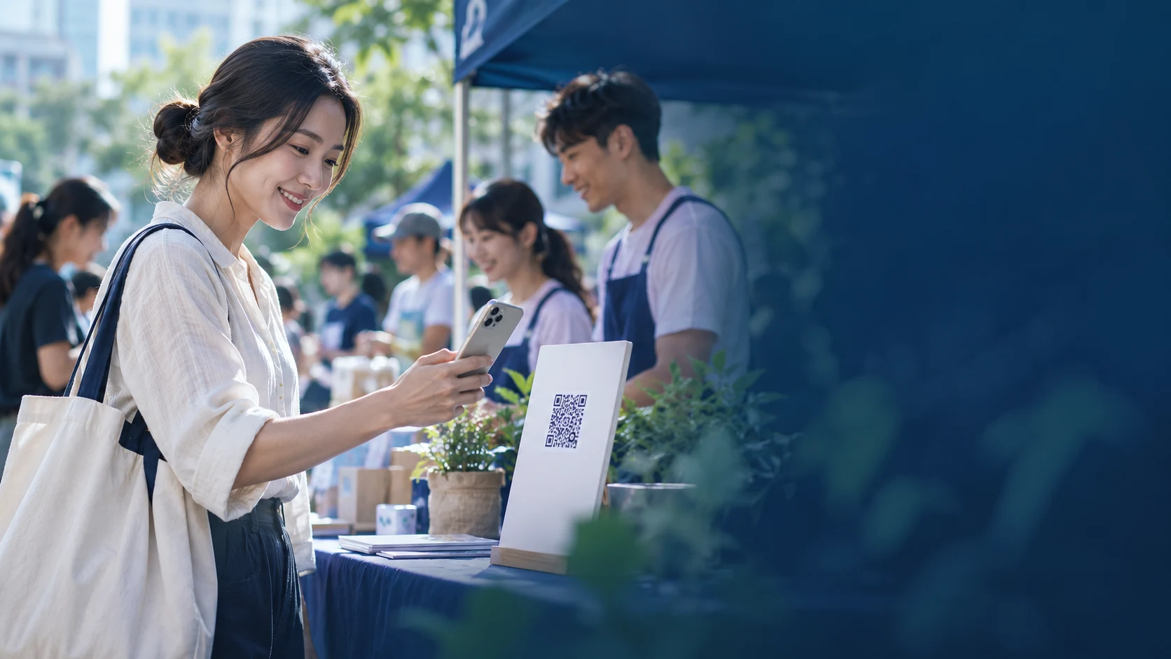 民眾在公益活動現場使用手機了解參與方式的情境示意